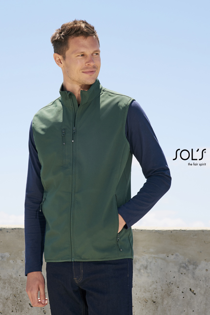 Falcon BW Men - 03825ΕΠΑΝΩΦΟΡΙΑ / SOLSΑνδρικό softshell γιλέκοΣχέδιο και Χαρακτηριστικά: Το γιλέκο Falcon BW Men διαθέτει άνοιγμα με φερμουάρ και 2 πλαϊνές τσέπες καθώς και 1 τσέπη με φερμουάρ στο στήθος. Το φερμουάρ σε χρωματική αντίθεση προσθέτει στυλ, ενώ οι ελαστικές ραφές στις μασχάλες και στο κάτω μέρος εξασφαλίζουν άνεση και εφαρμογή. Το γιλέκο είναι κατασκευασμένο από βιώσιμο ύφασμα, ιδανικό για καθημερινή χρήση.Εφαρμογή ως Επαγγελματική Ένδυση: Ιδανικό για επαγγελματίες σε εξωτερικούς χώρους, εργαζόμενους σε κατασκευές ή οργάνωση εκδηλώσεων. Προσφέρει τη δυνατότητα να παραμείνετε άνετοι και προστατευμένοι, χωρίς να θυσιάζετε την εμφάνισή σας.Υλικό και Άνεση: Κατασκευασμένο από softshell 270g/m² με 94% ανακυκλωμένο πολυέστερ και 6% ελαστάν, προσφέρει ανθεκτικότητα και άνεση. Η επένδυση από polar fleece εξασφαλίζει ζεστασιά.Δυνατότητα Προσαρμογής: Διαθέτει τη δυνατότητα για εκτυπώσεις λογοτύπου ή μηνύματος, ιδανικό για να προσωποποιήσετε την επαγγελματική σας ενδυμασία.Διαθέσιμα Χρώματα: Μπορείτε να επιλέξετε ανάμεσα σε διάφορες χρωματικές επιλογές σύμφωνα με τις φωτογραφίες.